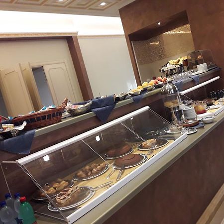 乔利酒店 卡斯特罗维拉里 外观 照片