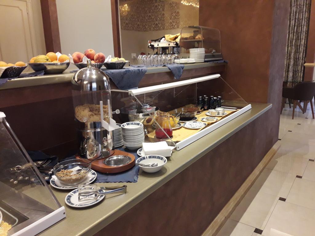 乔利酒店 卡斯特罗维拉里 外观 照片