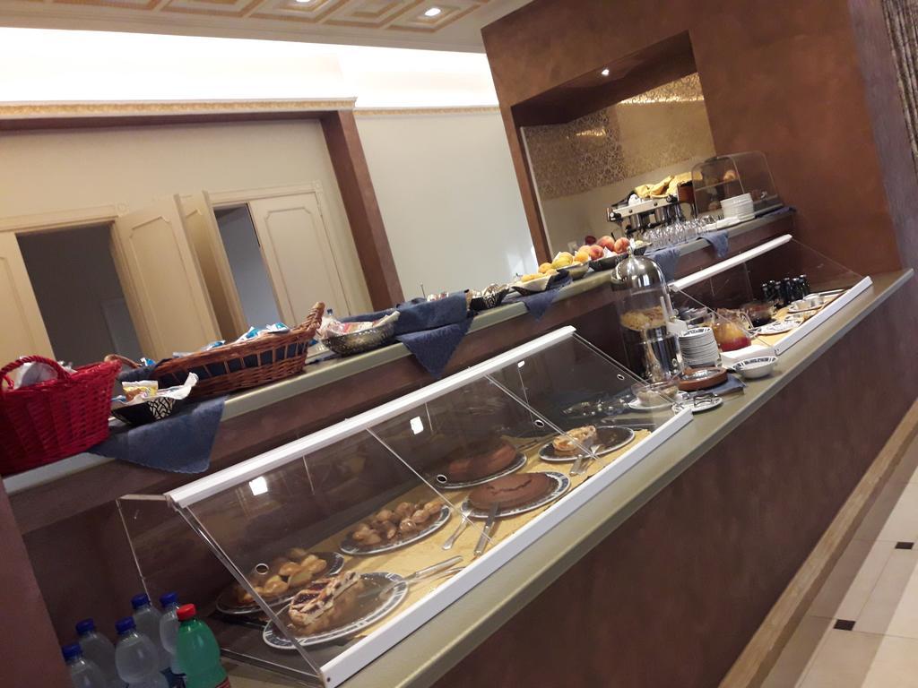 乔利酒店 卡斯特罗维拉里 外观 照片